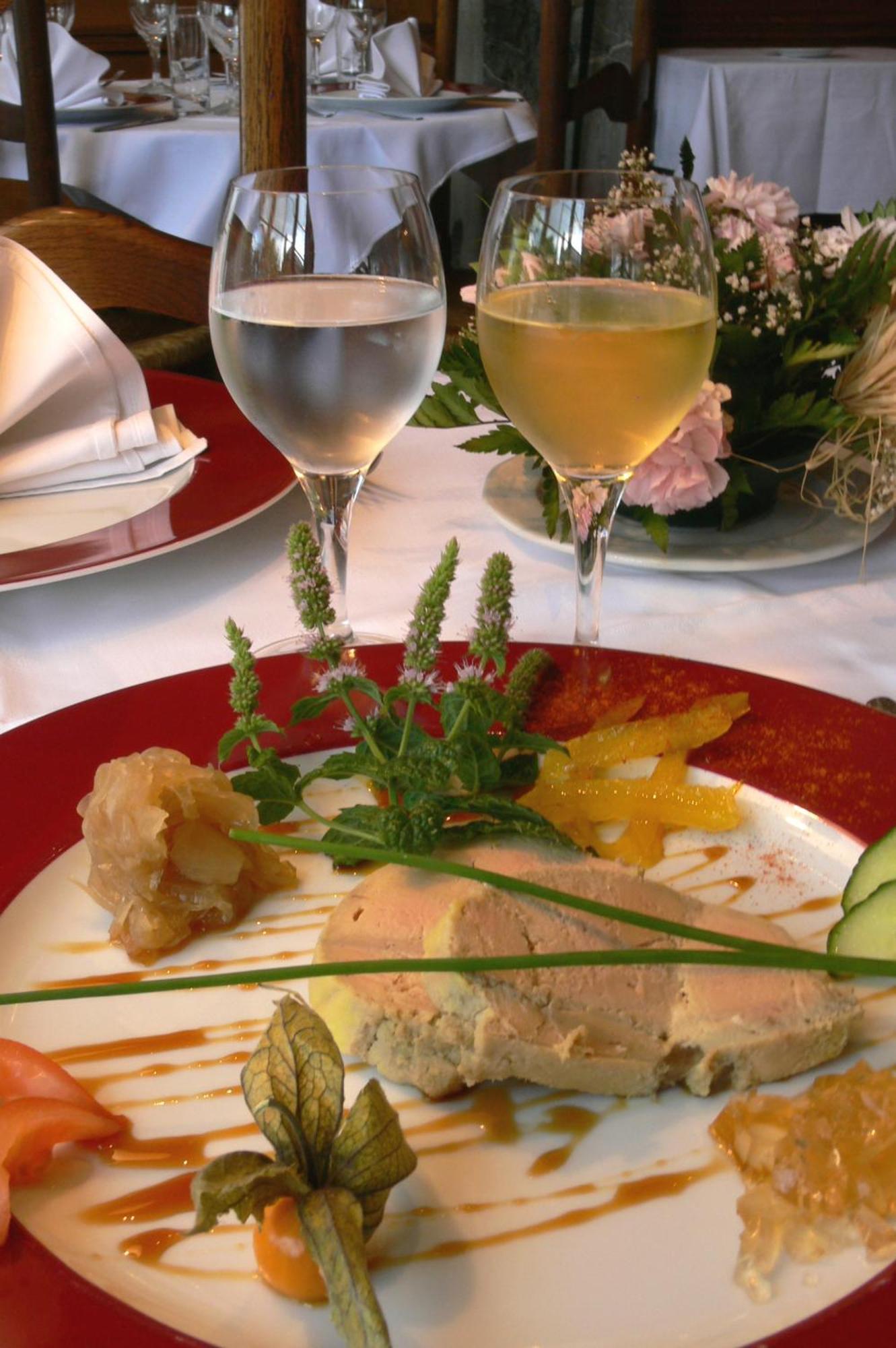 Logis - Chateau De La Motte - Hotel & Restaurant Liessies ภายนอก รูปภาพ