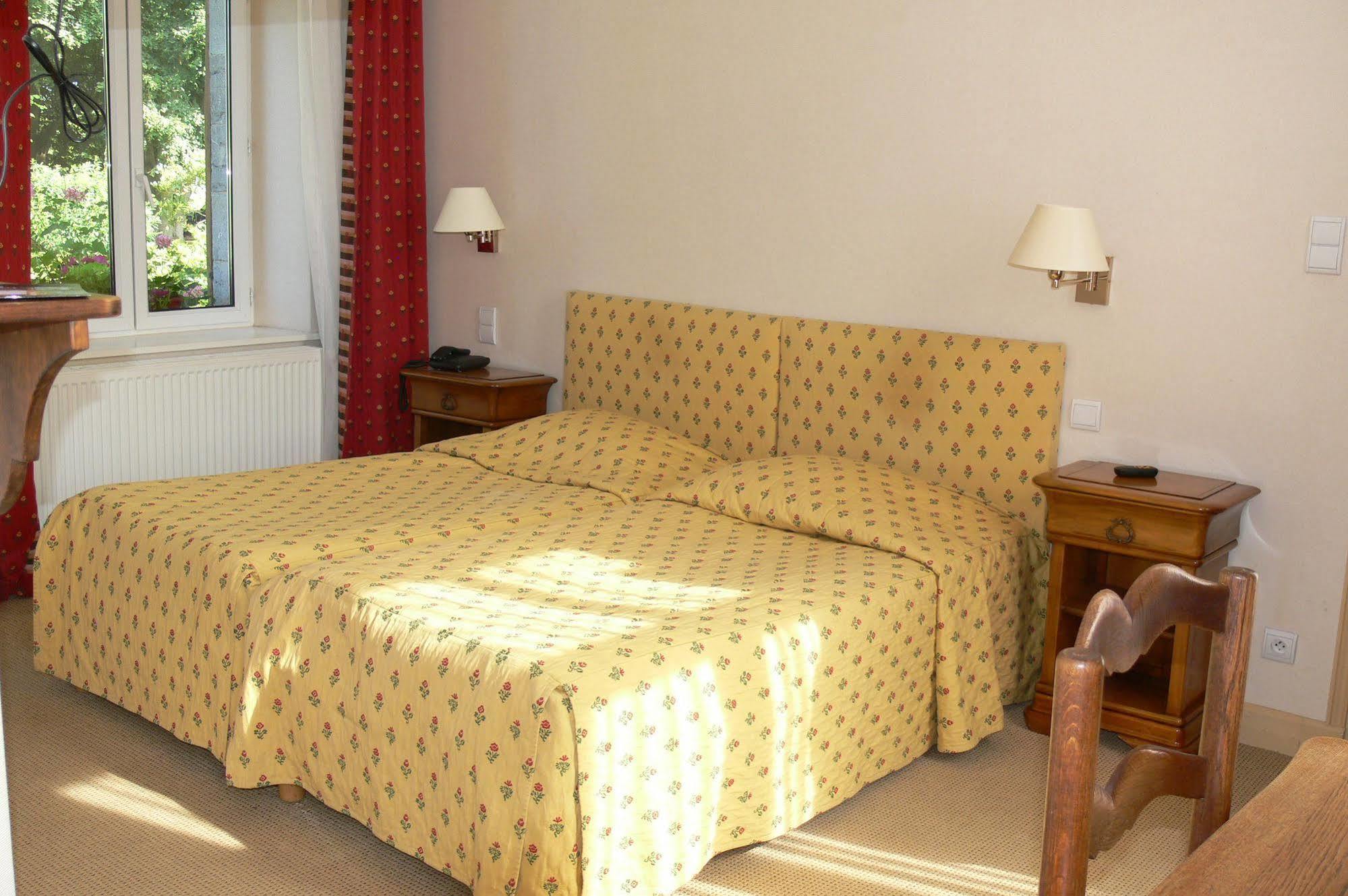 Logis - Chateau De La Motte - Hotel & Restaurant Liessies ภายนอก รูปภาพ