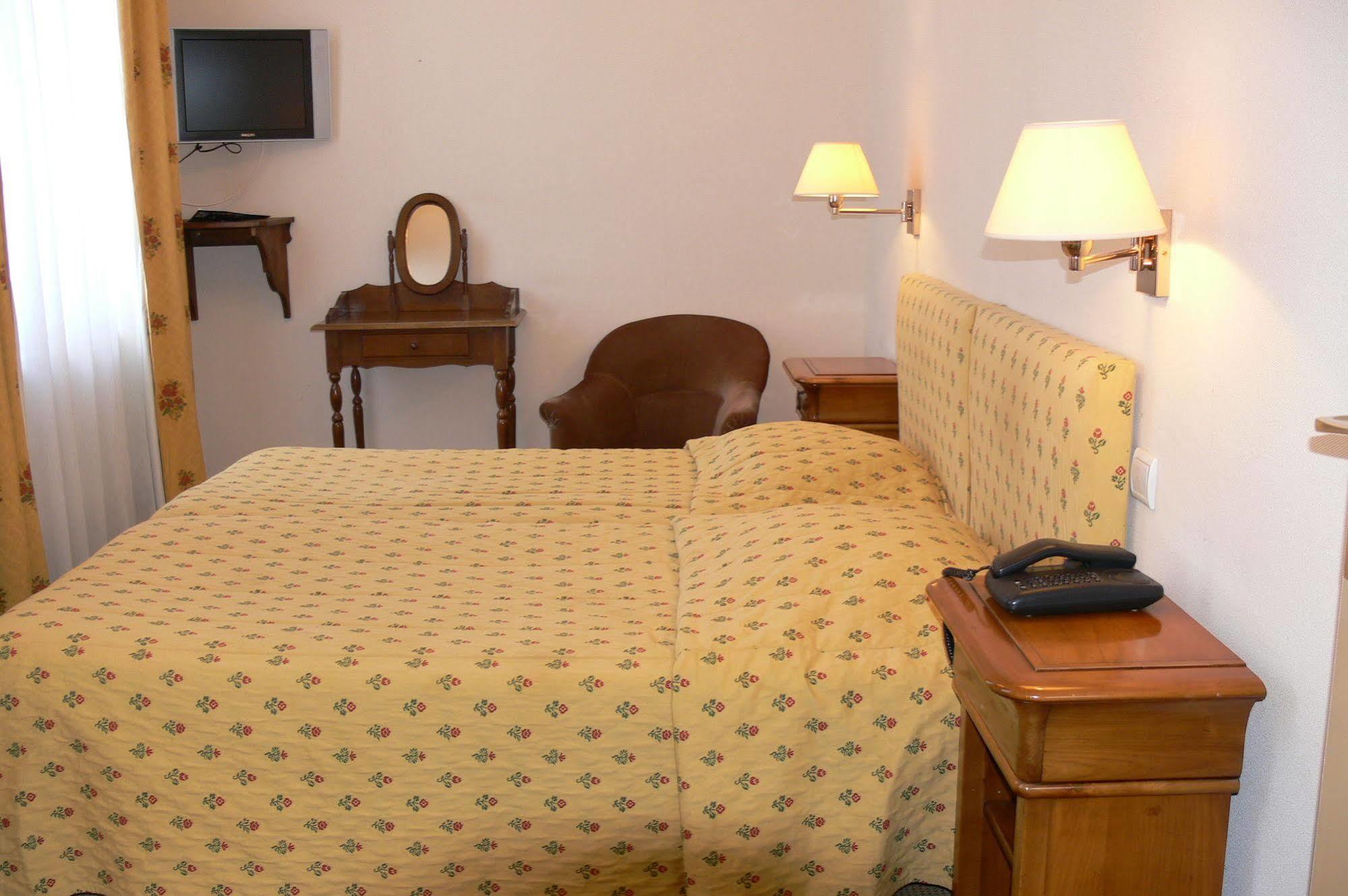 Logis - Chateau De La Motte - Hotel & Restaurant Liessies ภายนอก รูปภาพ