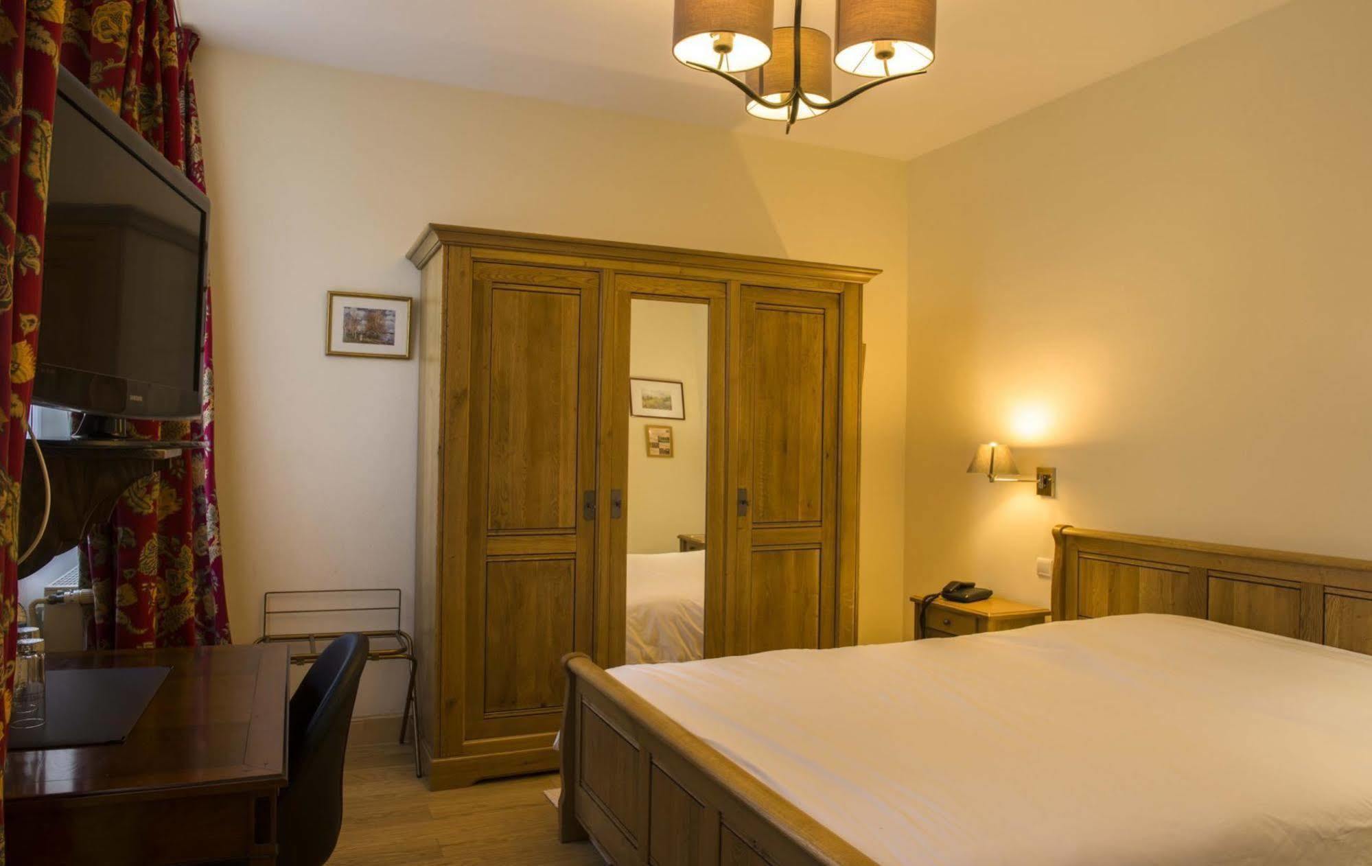 Logis - Chateau De La Motte - Hotel & Restaurant Liessies ภายนอก รูปภาพ