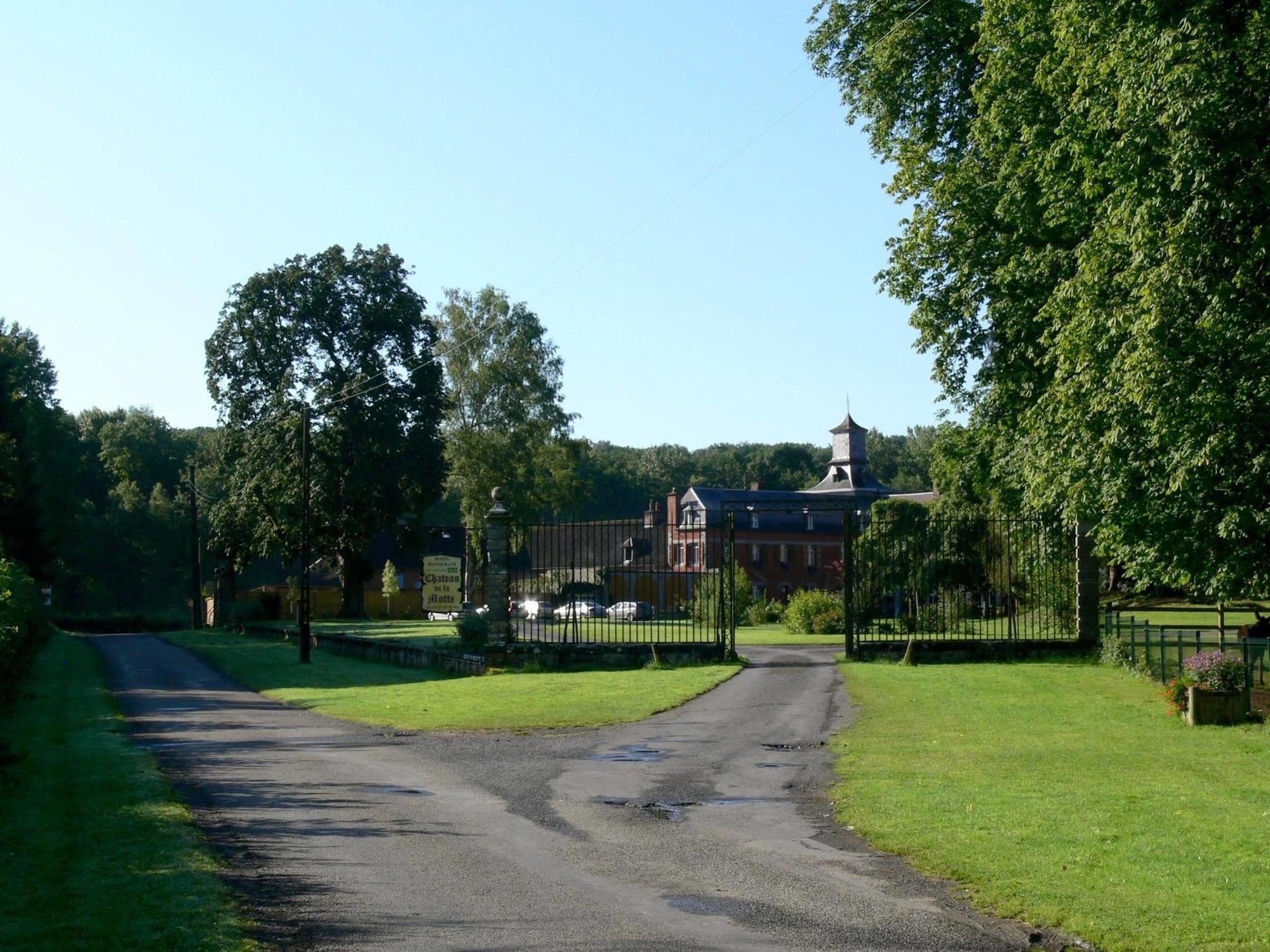 Logis - Chateau De La Motte - Hotel & Restaurant Liessies ภายนอก รูปภาพ