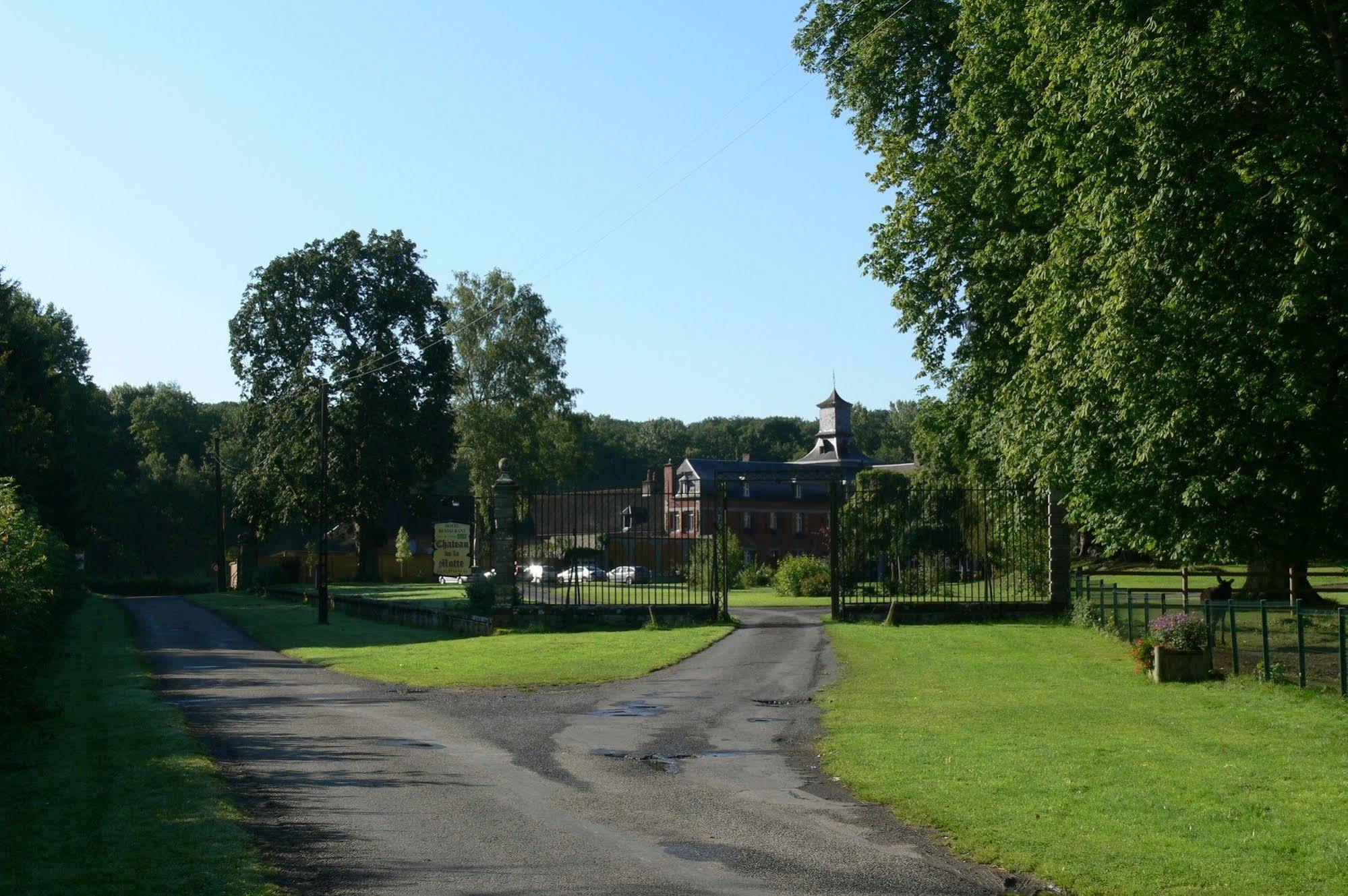Logis - Chateau De La Motte - Hotel & Restaurant Liessies ภายนอก รูปภาพ